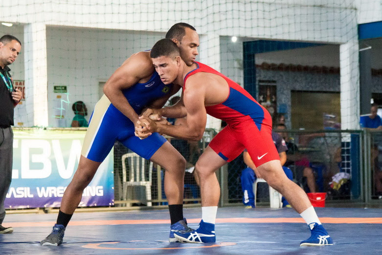 Lutadoras olímpicas entram em ação no Brasileiro de wrestling em Duque de  Caxias